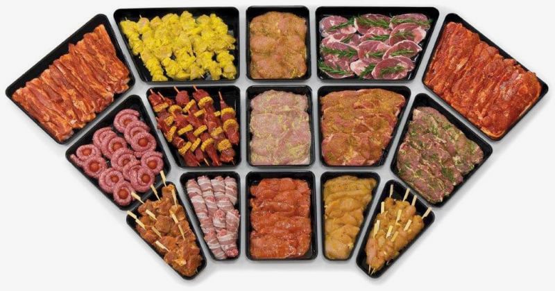 Schalen mit Grillfleisch von oben